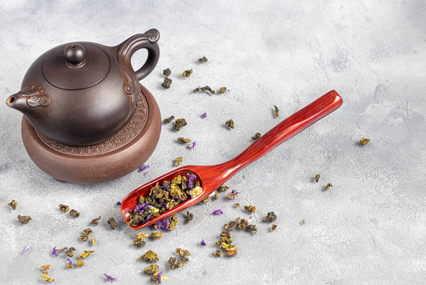 Çay seremonisi. Bir kasedeki Çin pu-erh 'i. Arka planda kahverengi çaydanlık ve çay yaprakları var. Boşluğu kopyala. - Fotoğraf, Görsel