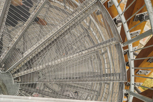Fabrikada endüstriyel metal kafes merdivenleri var. Örgü adımları nasıl yapılır. - Fotoğraf, Görsel