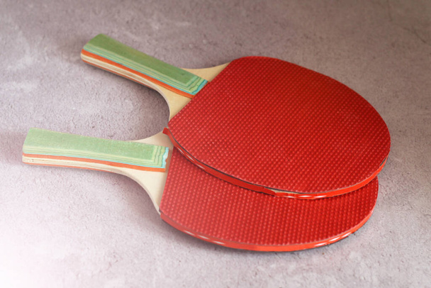 raquetas de tenis de mesa, instalaciones deportivas, luz solar - Foto, imagen