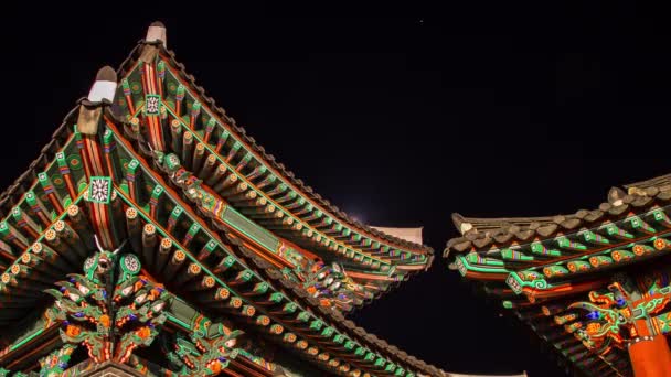 timelapse de vista nocturna con edificio y techo en el palacio gyeongbokgung (palacio real) - Metraje, vídeo