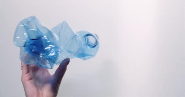 Reciclaje de plástico - Mujer sosteniendo residuos de botellas de plástico en la mano - Imágenes, Vídeo