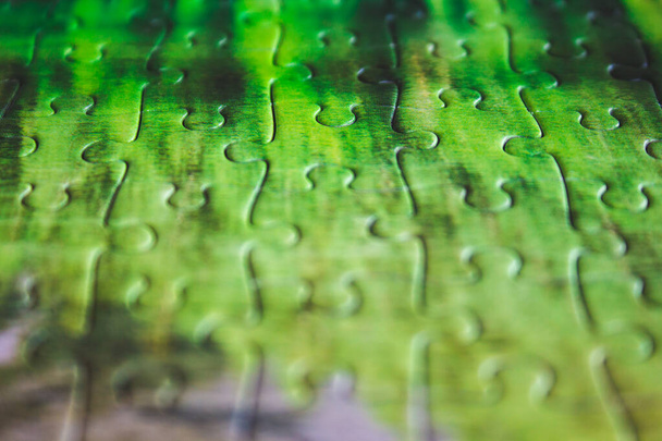 Palapeliä. Lähikuva vihreä palapeli peices palapelin. Käsitteellinen valokuva keskittyen valmiiksi palapeli - Valokuva, kuva