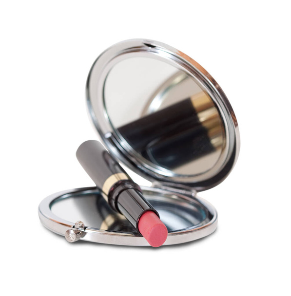 Espejo cosmético plateado y lápiz labial rosa sobre fondo blanco - Foto, imagen