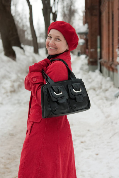 Arckép elegáns idős hölgy kabátban szabadban télen - Fotó, kép