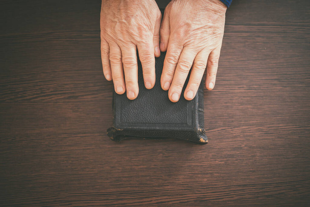 Stará Bible v rukou starého muže - Fotografie, Obrázek