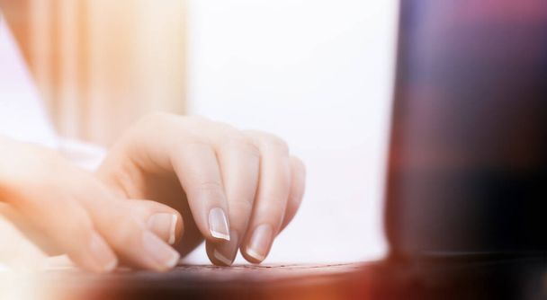 mãos femininas digitando texto no teclado do laptop de perto - Foto, Imagem
