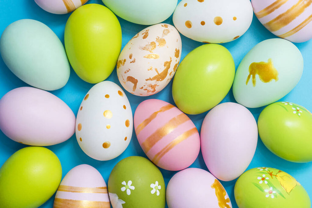 Fondo colorido huevos de Pascua. Muchos huevos de Pascua pintados como fondo, vista superior. - Foto, Imagen