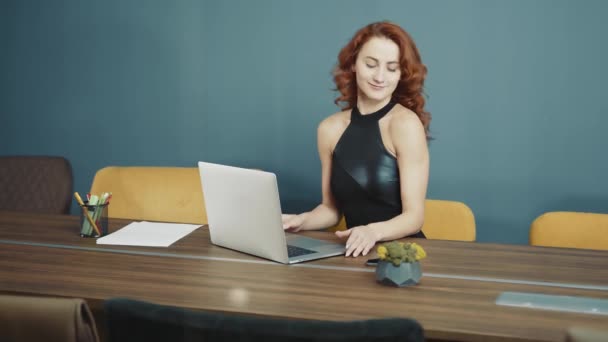 Fiatal, csábító nő, aki számítógéppel dolgozik. Egy csinos nő távoli munkája. Laptoppal dolgozni. - Felvétel, videó