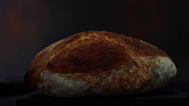 pan artesanal recién horneado brilla luz en la panadería - Imágenes, Vídeo