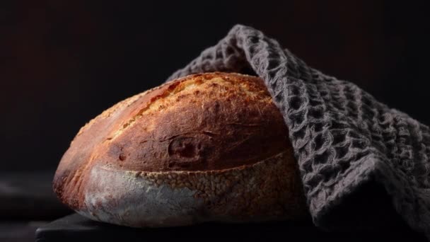 φρεσκοψημένο χειροποίητο ψωμί στο ζουμ αρτοποιίας - Πλάνα, βίντεο