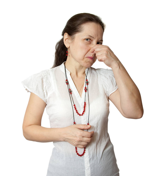  Ώριμη γυναίκα που κρατάει τη μύτη της εξαιτίας μιας άσχημης μυρωδιάς  - Φωτογραφία, εικόνα