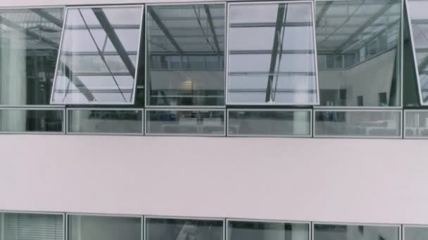 Bir iş binasının pencere ve ofisleri Atrium Kamera alçalıyor - Video, Çekim