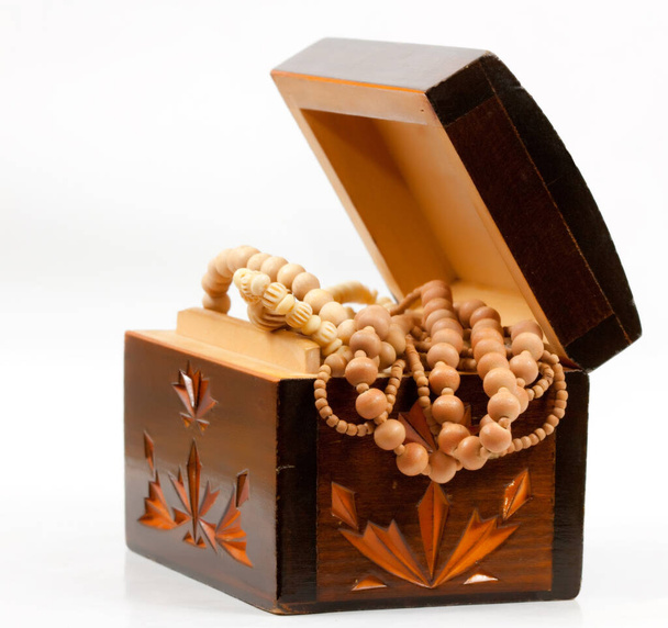  Schmuckschatulle aus Holz mit Accessoires aus Holz - Foto, Bild