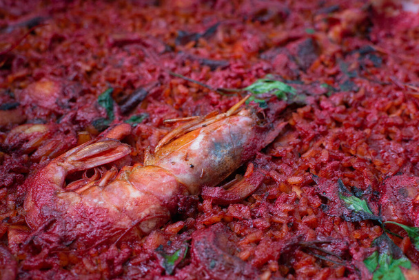 κόκκινο ρύζι με γαρίδες και θαλασσινά - Φωτογραφία, εικόνα