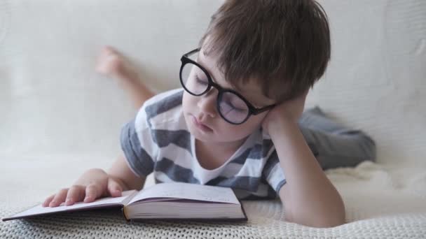 νηπιαγωγείο αγόρι σε γυαλιά διδάσκουν να διαβάζουν - Πλάνα, βίντεο