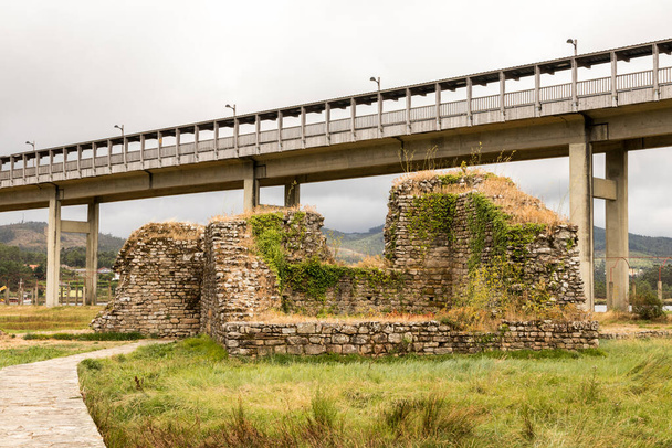 Catoira, İspanya. Torres de Oeste (Batı Kuleleri), Galiçya 'da bataklıklarla çevrili harabe kaleler kompleksi. - Fotoğraf, Görsel