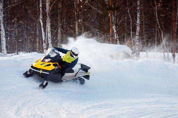 スノーモービルレースは雪の中でジャンプします。コンセプト極端な冬のスポーツ - 写真・画像