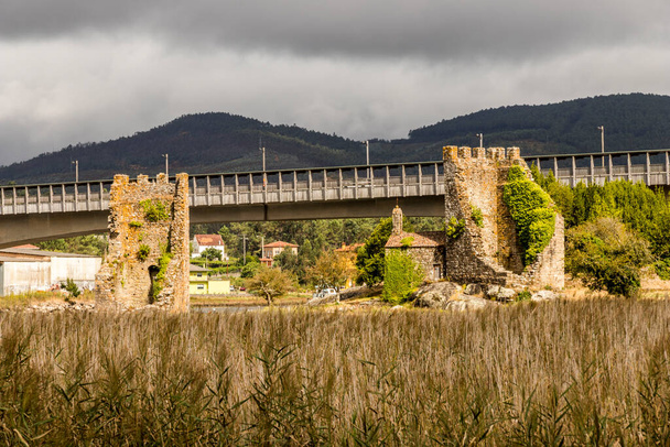 Catoira, Spanyolország. A Torres de Oeste (Nyugati Tornyok), Galíciában romokban heverő várak falai, lápokkal körülvéve - Fotó, kép