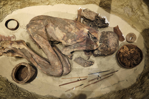 eine ägyptische Mumie in einem traditionellen Volksbegräbnis - Foto, Bild