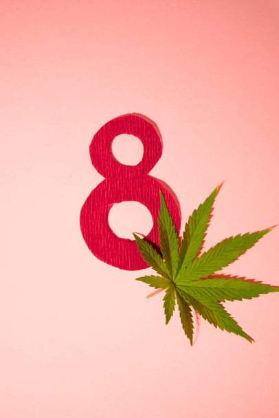 大麻の葉で8行進サイン。女性の日のお祝い。女性のためのマリファナ  - 写真・画像