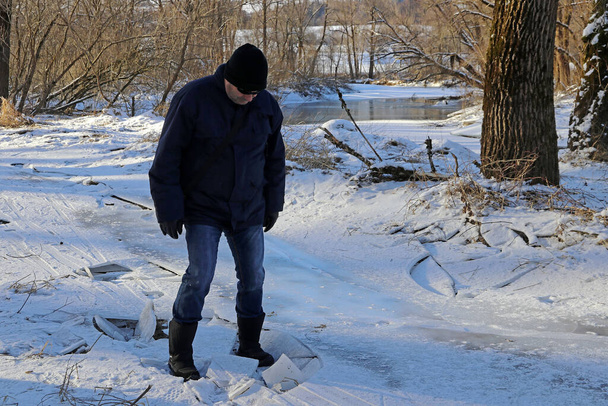 Зимой человек проник во лёд. Опасный тонкий лед - Фото, изображение