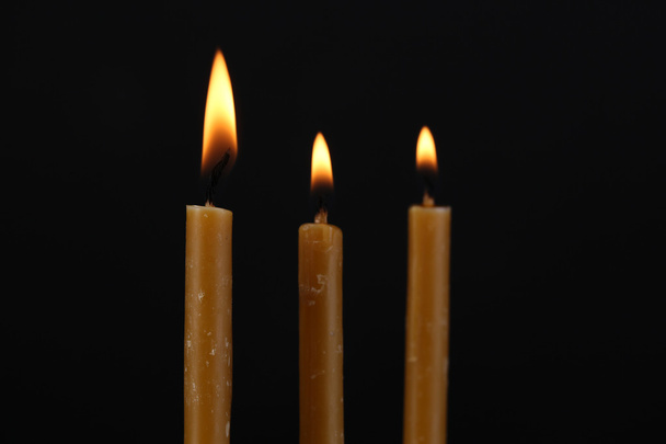 горящие свечи на черном фоне - Фото, изображение