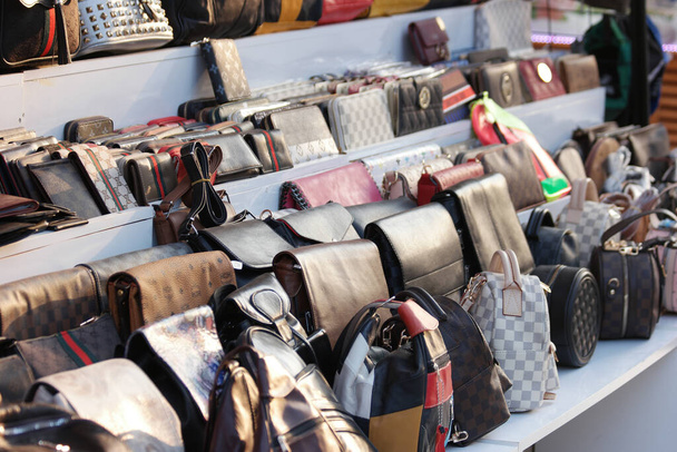 Vitrine mit gefälschten Handtaschen berühmter Marken. - Foto, Bild