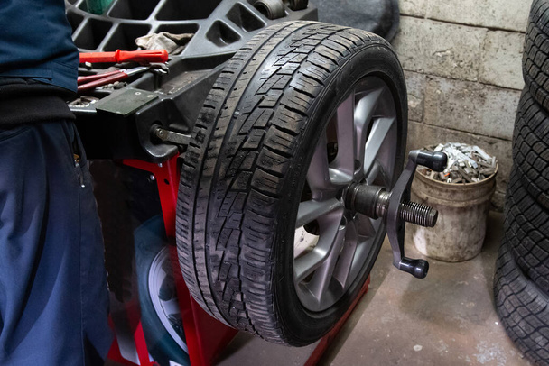 bilanciamento ruota auto nel servizio pneumatici garage uomo cerchio - Foto, immagini