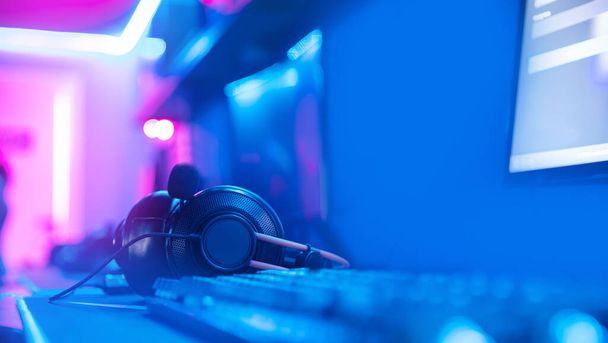 Local de trabalho streamer jogador profissional jogando jogos online computador com fones de ouvido, cor de néon - Foto, Imagem