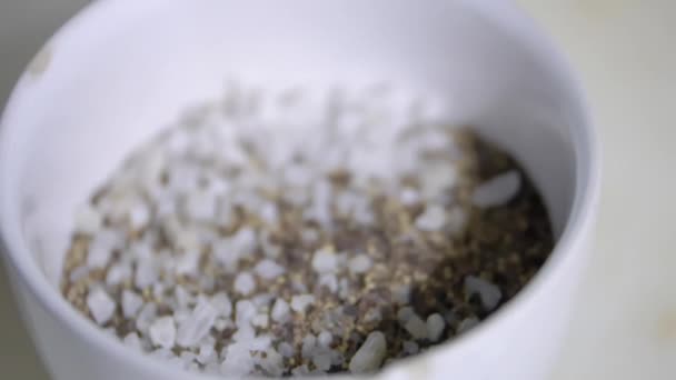Sól, pieprz i cukier w plastikowych pojemnikach nad stołem - Materiał filmowy, wideo
