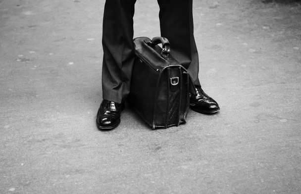 Businessman leg briefcase - Foto, immagini