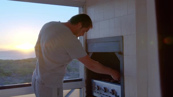 Een man op zelf-isolatie tijdens quarantaine patat steaks thuis. - Video