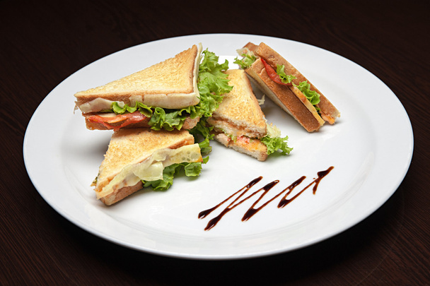 La photo du menu - assiette pleine de sandwichs au poulet
 - Photo, image