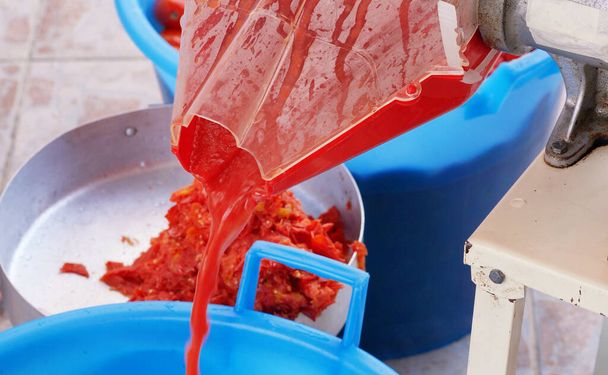 Italienische Tradition, Produktion von hausgemachtem Tomatenmark. Jedes Jahr bereiten süditalienische Familien Konserven mit Tomatensauce zu. - Foto, Bild