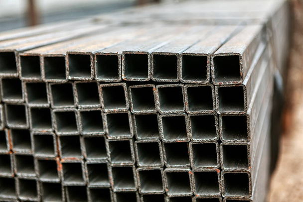 Tubi quadrati in acciaio laminato a caldo. Industria pesante  - Foto, immagini
