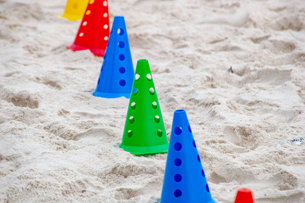 icônes colorées utilisées pour pratiquer des exercices fonctionnels sur la plage, une modalité très populaire à rio de janeiro. - Photo, image