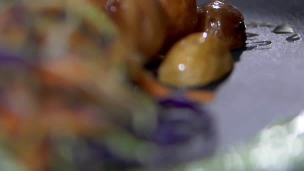 Πατάτες κομμένες και λαδωμένες και τριμμένα λαχανικά στη μαύρη επιφάνεια - Πλάνα, βίντεο