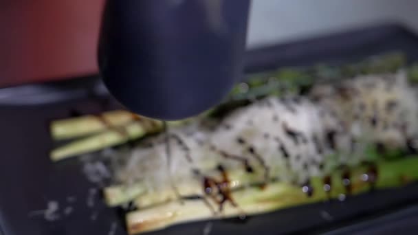 Σπαράγγια ψημένα και τριμμένο κρεμμύδι καλυμμένα με σάλτσα Worcestershire - Πλάνα, βίντεο
