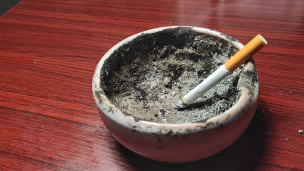 Eine Zigarette ist ein schmaler Zylinder mit psychoaktivem Material, typischerweise Tabak, der zum Rauchen in dünnes Papier gerollt wird.. - Filmmaterial, Video