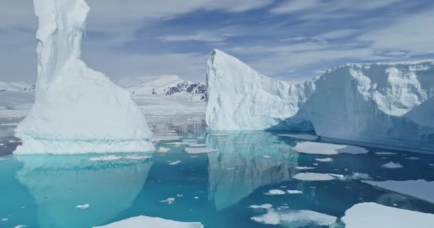 テーブル状の氷山がターコイズブルーの海の湾の空中で溶けます。巨大な氷河、極性の自然環境 - 映像、動画