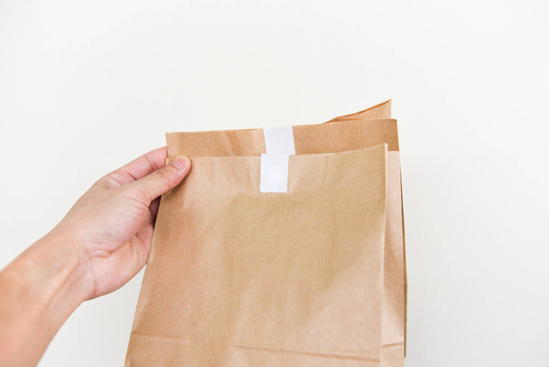 Embalaje ecológico desechable con papel artesanal bolsa de compras comida en la mano a casa, Servicio de alimentos pedido en línea caja de comida para llevar cajas - Foto, imagen