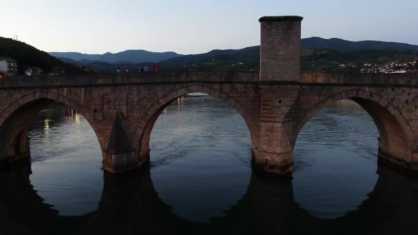 Αεροφωτογραφία της παλιάς πέτρινης γέφυρας στο Βίσεγκραντ της Βοσνίας. Μνημείο Παγκόσμιας Κληρονομιάς UNESCO - Πλάνα, βίντεο