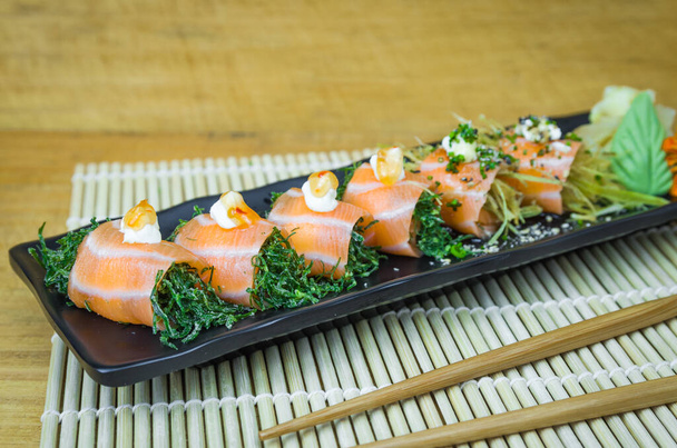 Sushisetti (yhdistelmä). Perinteinen japanilainen keittiö, premium sushi sisustettu tyylikkäässä ympäristössä. - Valokuva, kuva