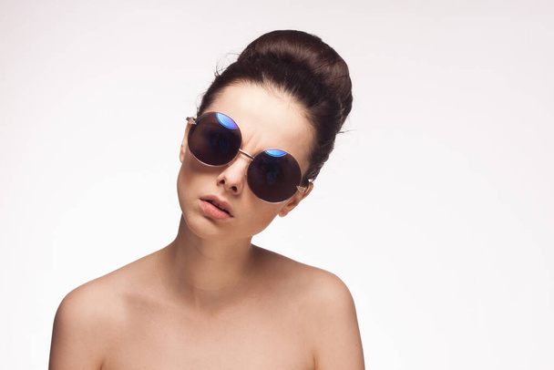 όμορφη γυναίκα γυμνοί ώμοι γυαλιά μόδας στούντιο πολυτέλεια - Φωτογραφία, εικόνα