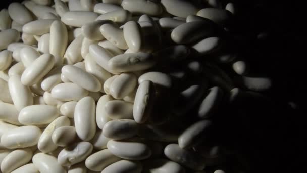 Syrové bílé fazole hora točící se s intimním světlem - Záběry, video
