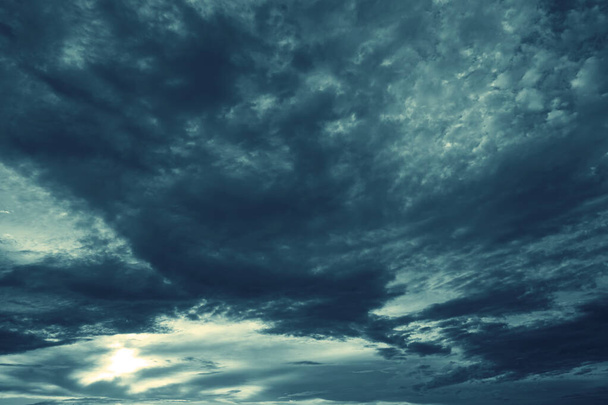 Δραματικό φόντο του ουρανού. Μπλε πράσινο συννεφιασμένο ουρανό. Βροχερός ουρανός. Αφηρημένο σκούρο teal φόντο με αντίγραφο χώρου για το σχεδιασμό. - Φωτογραφία, εικόνα