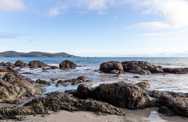 Gros rochers sur la plage à Aylard Farm East Sooke Regional Park, Colombie-Britannique, Canada - Photo, image