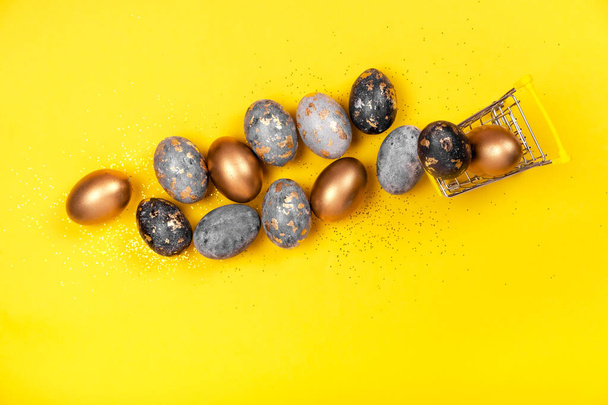 Húsvéti tojás egy bevásárlókocsiban. Készülődés a húsvéti koncepcióra. - Fotó, kép