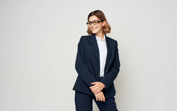 Geschäftsfrau im klassischen Anzug auf hellem Hintergrund - Foto, Bild