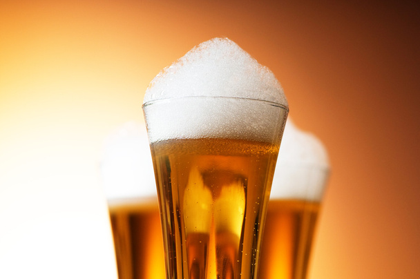 Bicchieri di birra sullo sfondo sfumato colorato
 - Foto, immagini